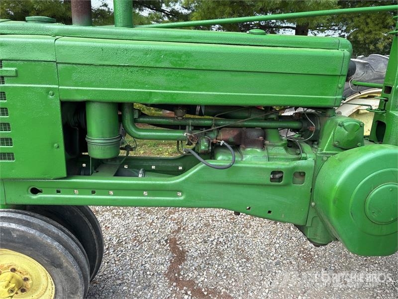 John Deere 2WD Narrow Front Antique Tractor الجرارات
