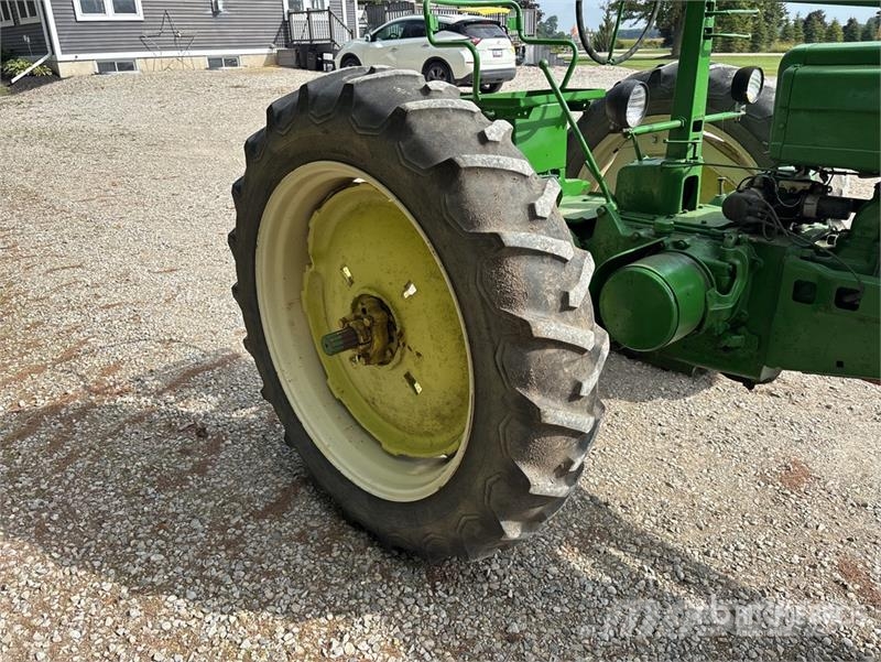 John Deere 2WD Narrow Front Antique Tractor الجرارات