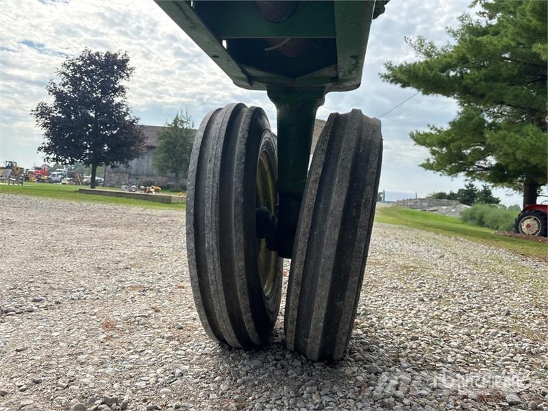 John Deere 2WD Narrow Front Antique Tractor الجرارات