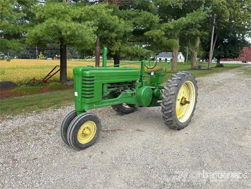 John Deere 2WD Narrow Front Antique Tractor الجرارات