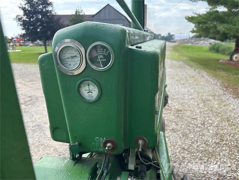John Deere 2WD Narrow Front Antique Tractor الجرارات