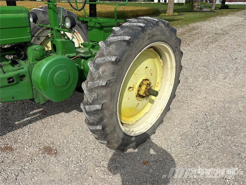 John Deere 2WD Narrow Front Antique Tractor الجرارات