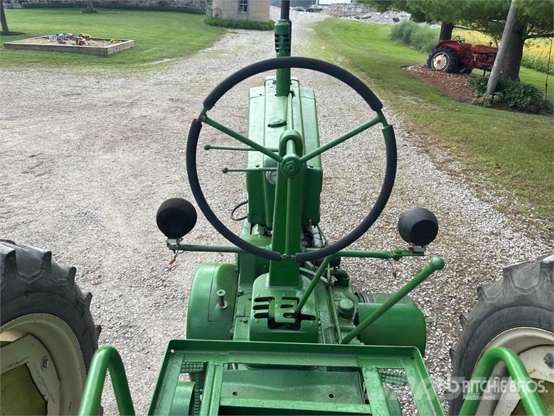John Deere 2WD Narrow Front Antique Tractor الجرارات