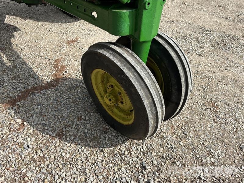 John Deere 2WD Narrow Front Antique Tractor الجرارات