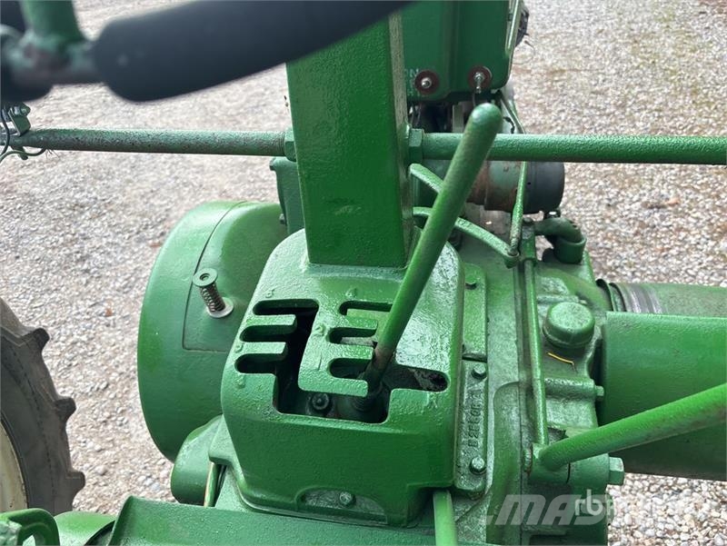 John Deere 2WD Narrow Front Antique Tractor الجرارات