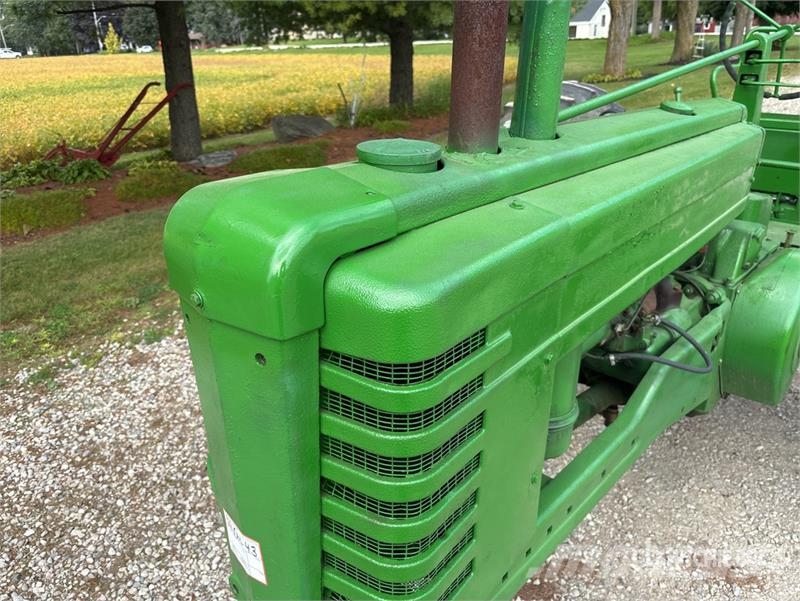 John Deere 2WD Narrow Front Antique Tractor الجرارات