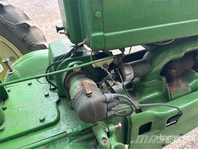 John Deere 2WD Narrow Front Antique Tractor الجرارات