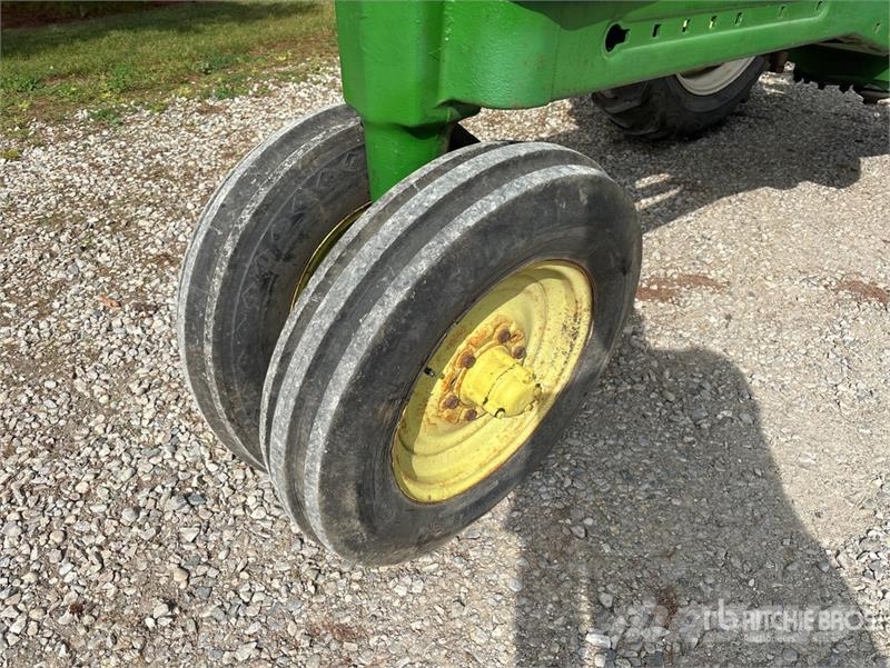 John Deere 2WD Narrow Front Antique Tractor الجرارات