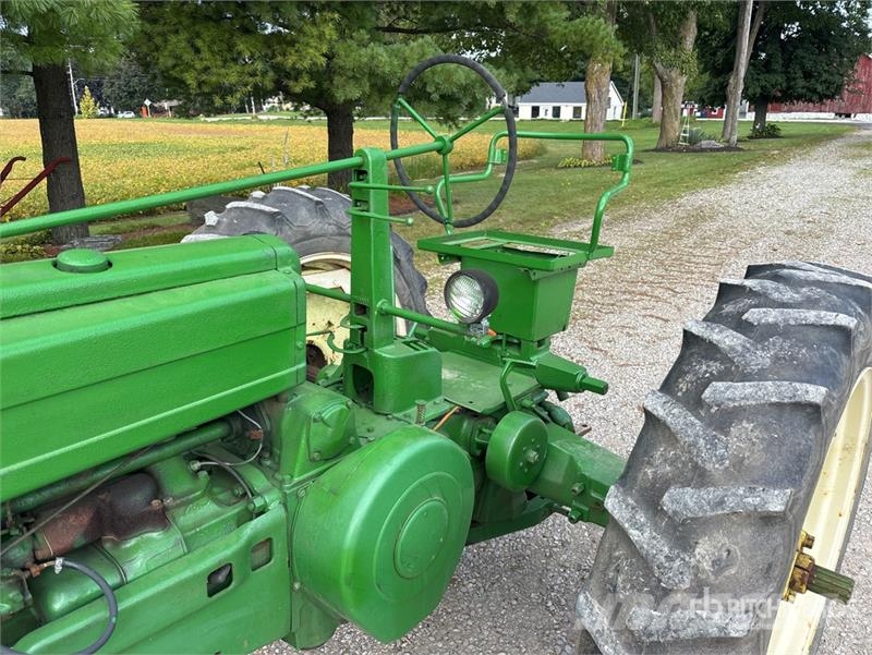 John Deere 2WD Narrow Front Antique Tractor الجرارات
