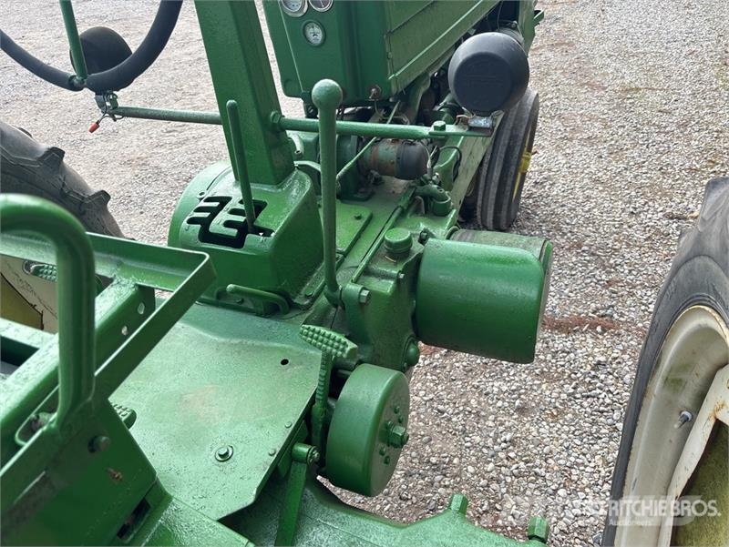 John Deere 2WD Narrow Front Antique Tractor الجرارات