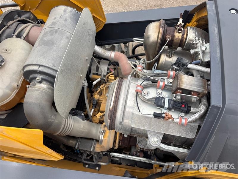 John Deere 320 P-Tier 4x4 Backhoe Loader لوادر ذات جرافات عكسية