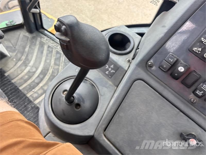 John Deere 320 P-Tier 4x4 Backhoe Loader لوادر ذات جرافات عكسية