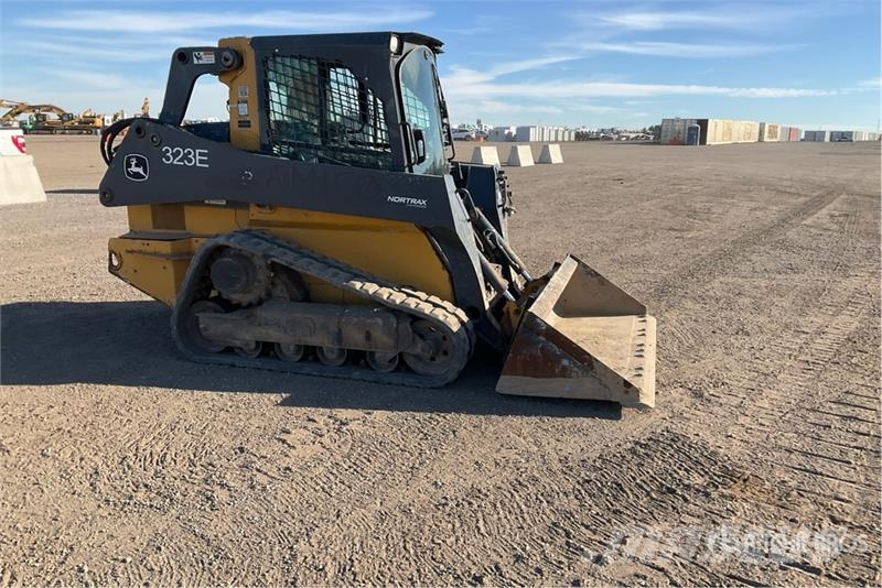 John Deere 323E Skid steer mini nakladalci