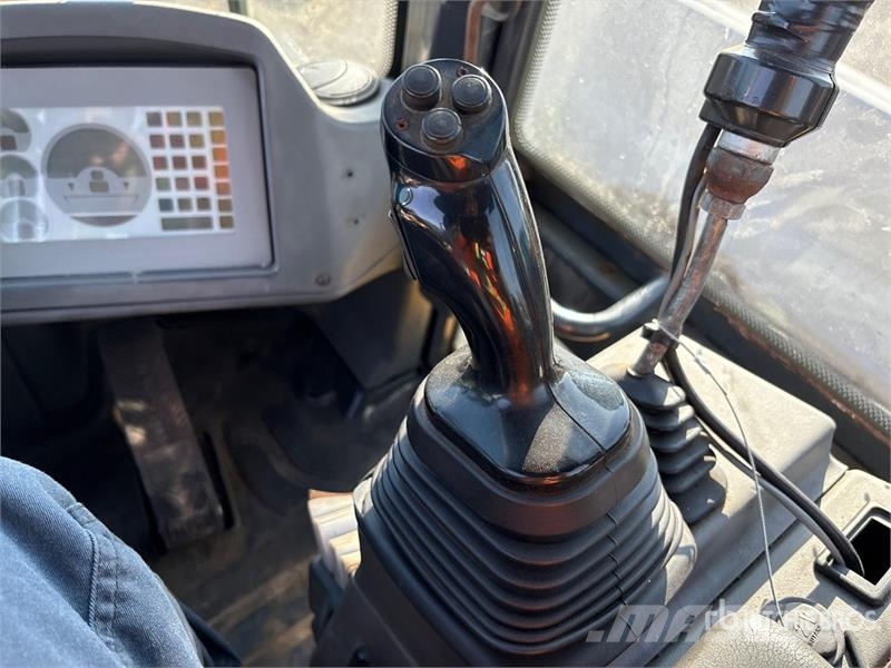 John Deere 324J Wheel Loader Iekrāvēji uz riteņiem