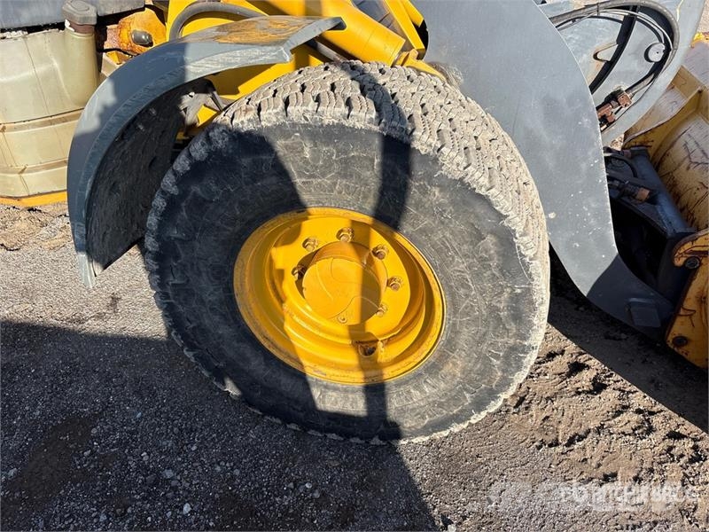 John Deere 324J Wheel Loader Iekrāvēji uz riteņiem