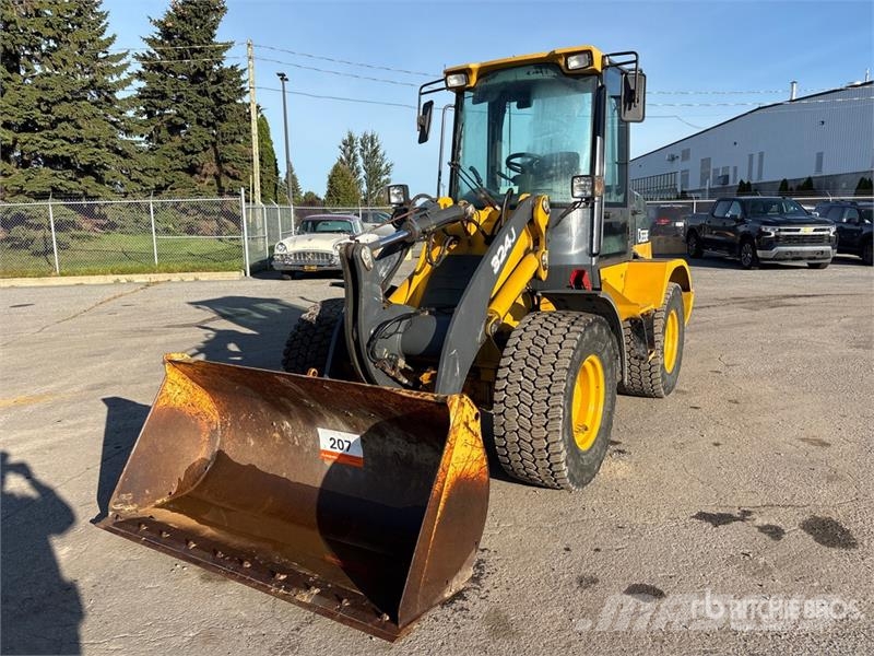 John Deere 324J Wheel Loader Iekrāvēji uz riteņiem