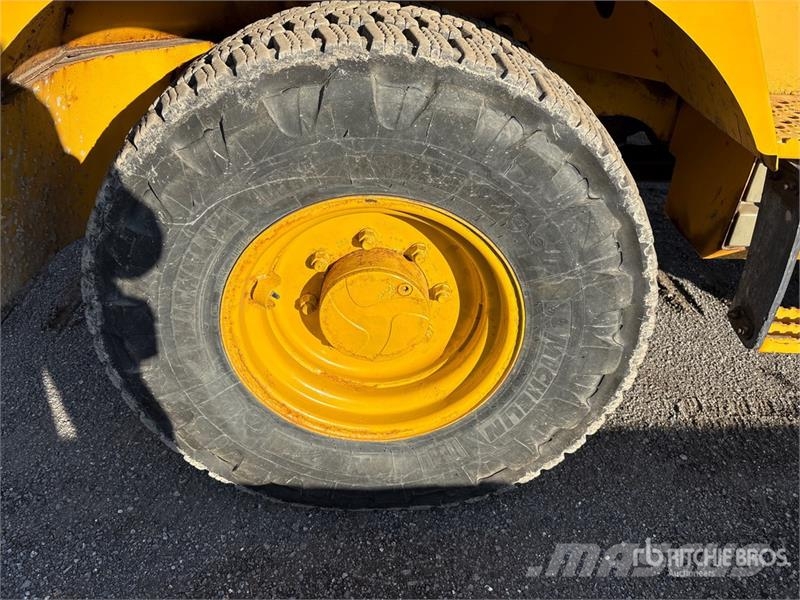 John Deere 324J Wheel Loader Iekrāvēji uz riteņiem