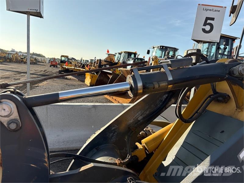 John Deere 324J Wheel Loader Iekrāvēji uz riteņiem