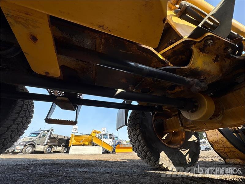 John Deere 324J Wheel Loader Iekrāvēji uz riteņiem