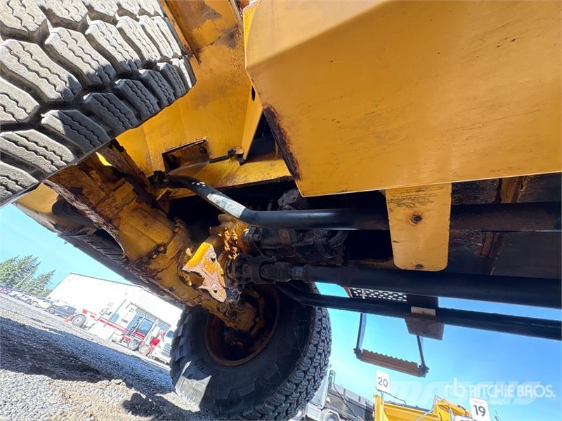 John Deere 324J Wheel Loader Iekrāvēji uz riteņiem