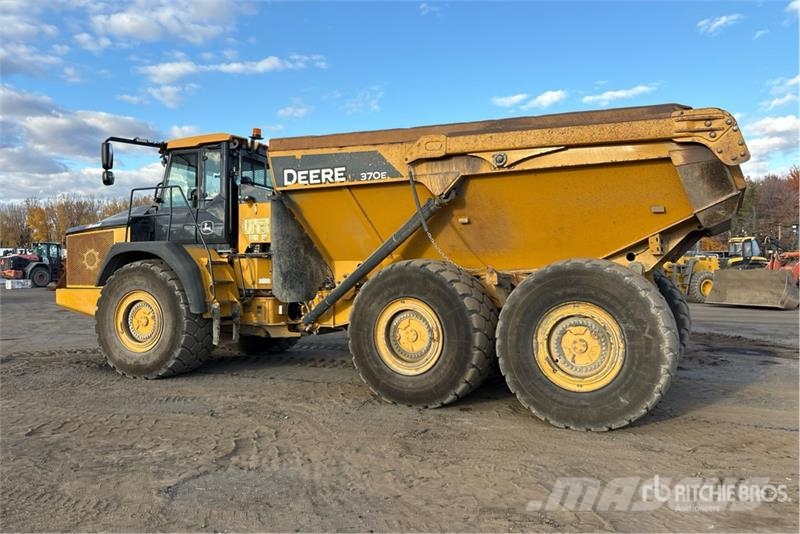 John Deere 370E Articulated Dump Truck Tombereau articulé