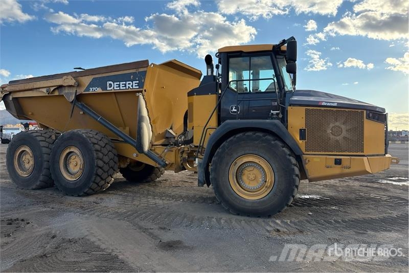 John Deere 370E Articulated Dump Truck Tombereau articulé