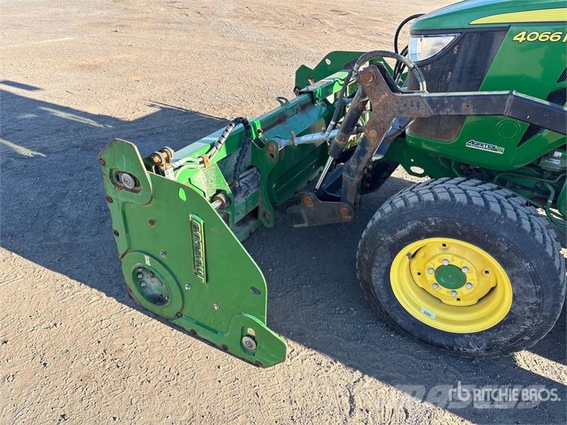 John Deere 4066R Utility Tractor جرارات مدمجة