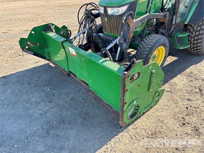 John Deere 4066R Utility Tractor جرارات مدمجة