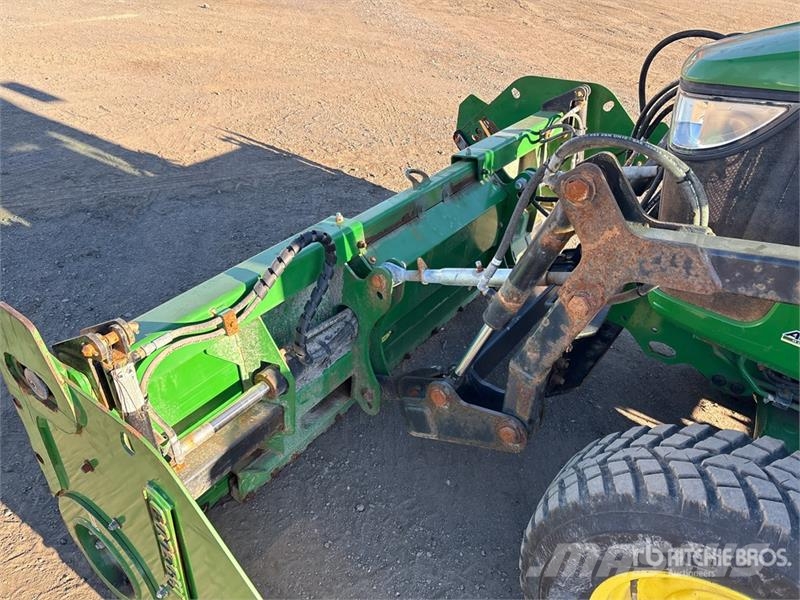 John Deere 4066R Utility Tractor جرارات مدمجة
