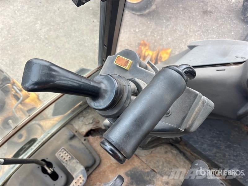 John Deere 410J Ekskavatoriniai krautuvai