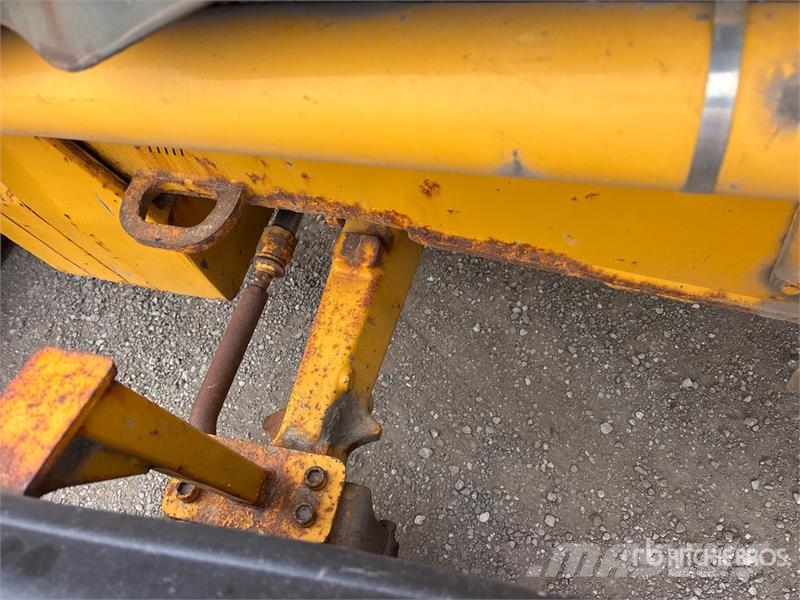 John Deere 410J Rovokopači