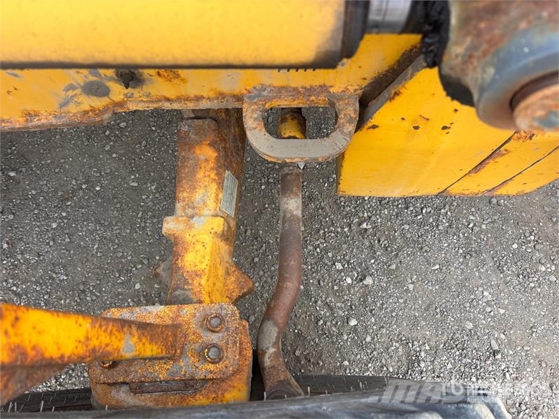John Deere 410J Rovokopači