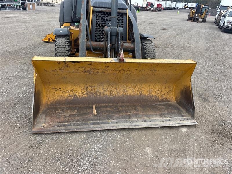 John Deere 410J Rovokopači