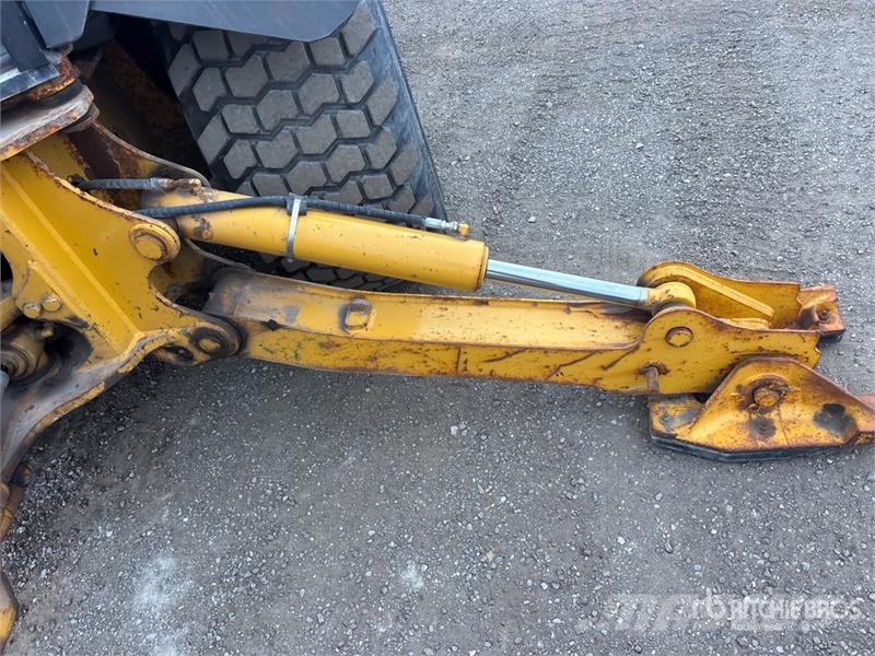 John Deere 410J Rovokopači