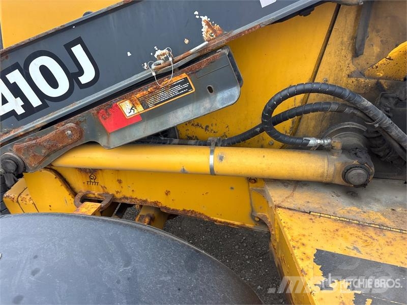 John Deere 410J Rovokopači