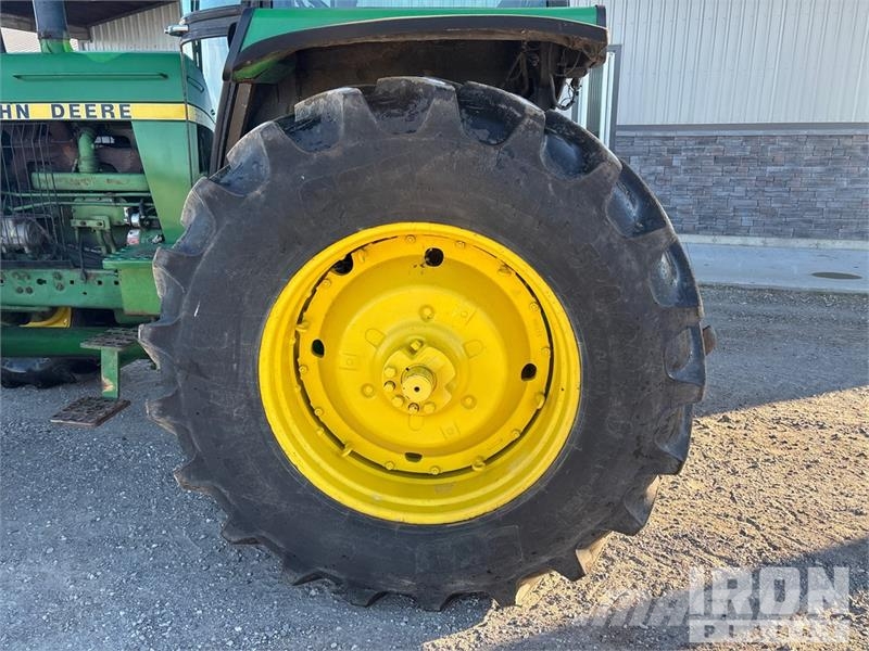 John Deere 4450 4WD Tractor Трактори
