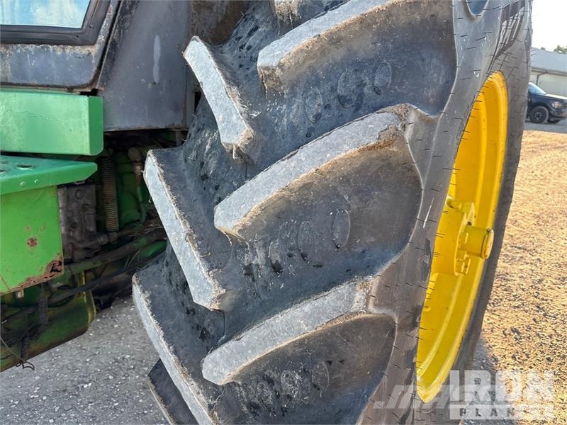 John Deere 4450 4WD Tractor Трактори