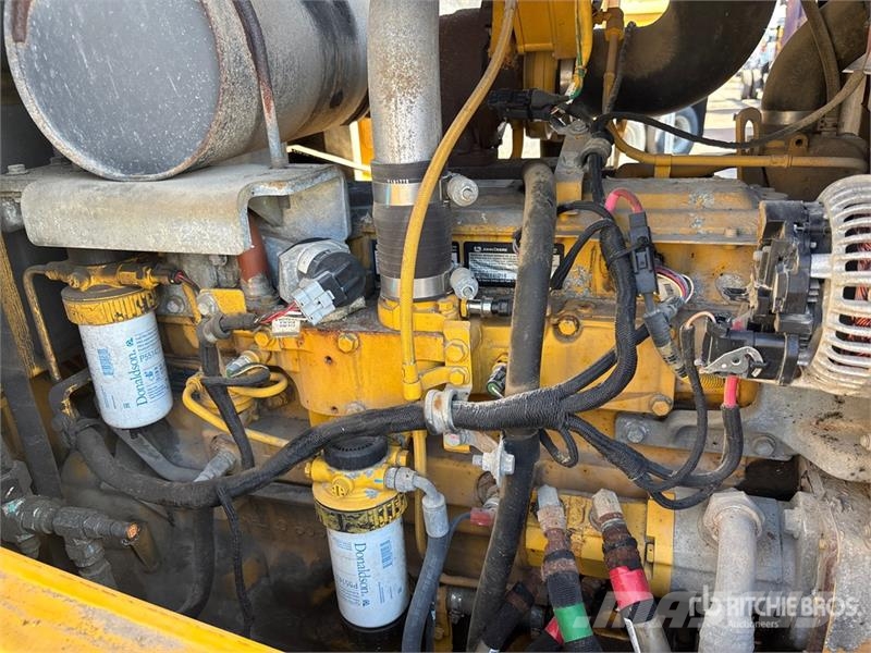 John Deere 624K Iekrāvēji uz riteņiem