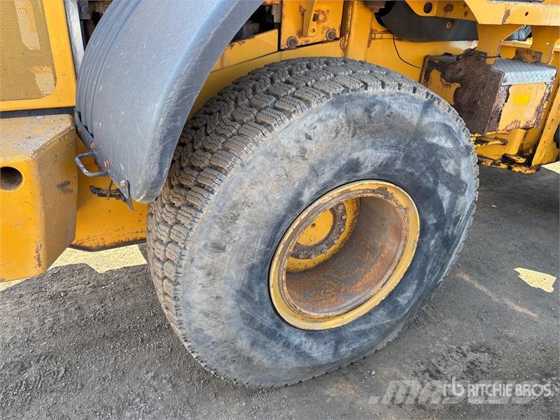 John Deere 624K Iekrāvēji uz riteņiem