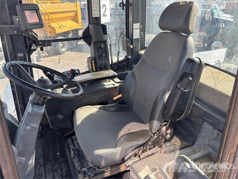 John Deere 624K Iekrāvēji uz riteņiem