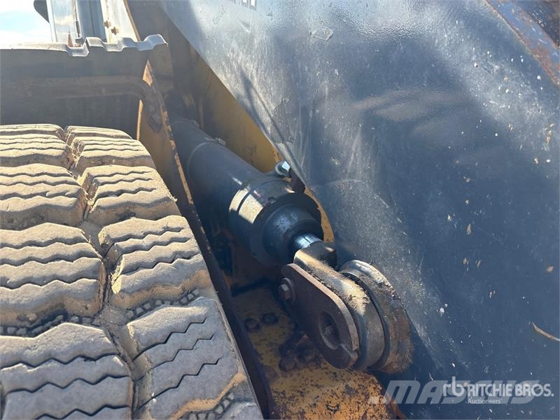 John Deere 624K Iekrāvēji uz riteņiem