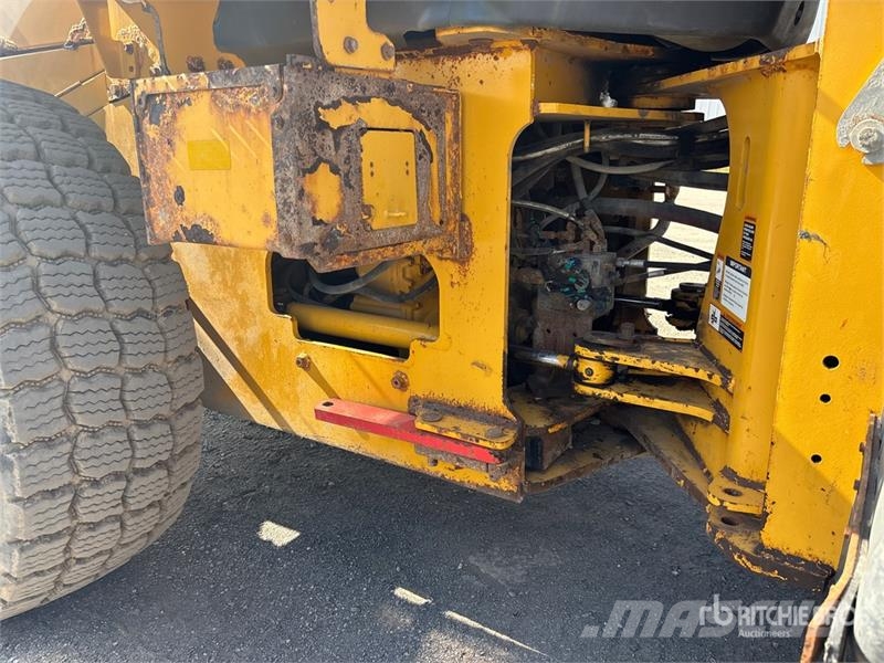 John Deere 624K Iekrāvēji uz riteņiem