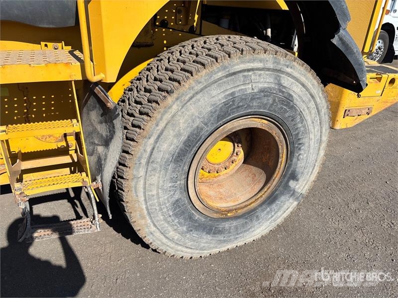 John Deere 624K Iekrāvēji uz riteņiem