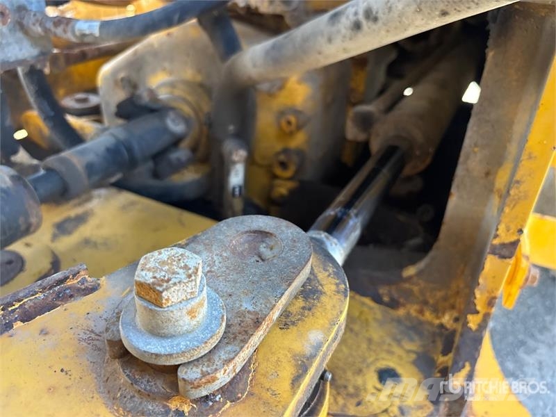 John Deere 624K Iekrāvēji uz riteņiem