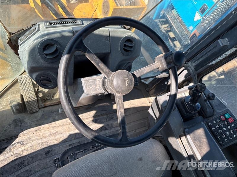 John Deere 624K Iekrāvēji uz riteņiem