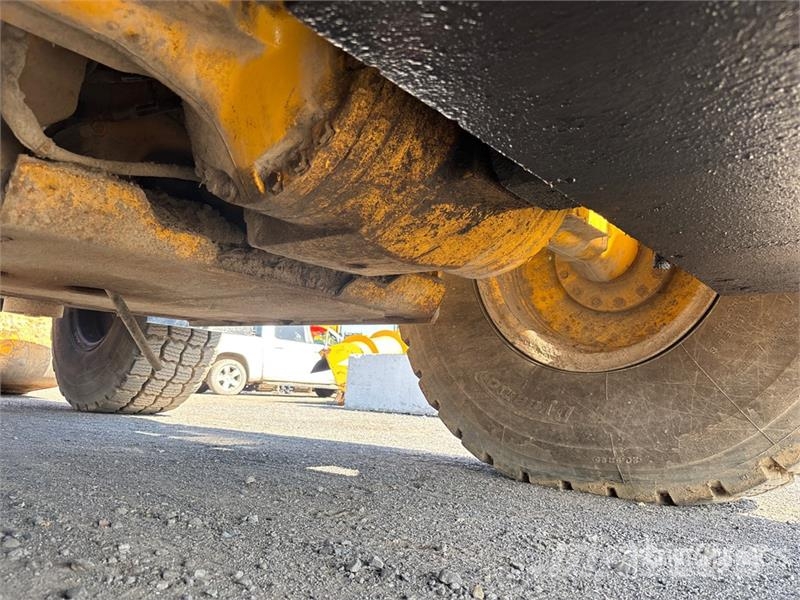 John Deere 624K Iekrāvēji uz riteņiem