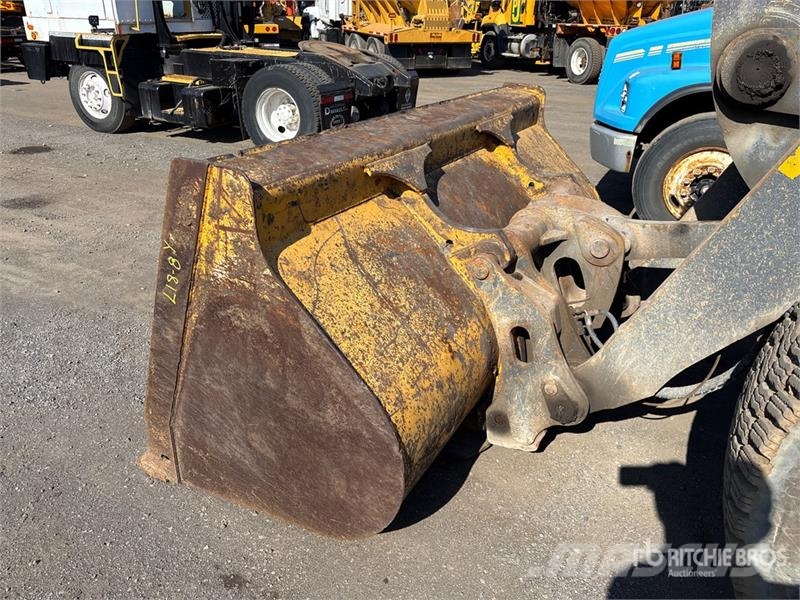 John Deere 624K Iekrāvēji uz riteņiem
