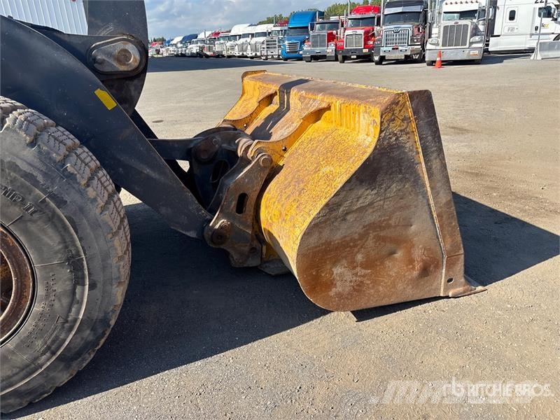 John Deere 624K Iekrāvēji uz riteņiem