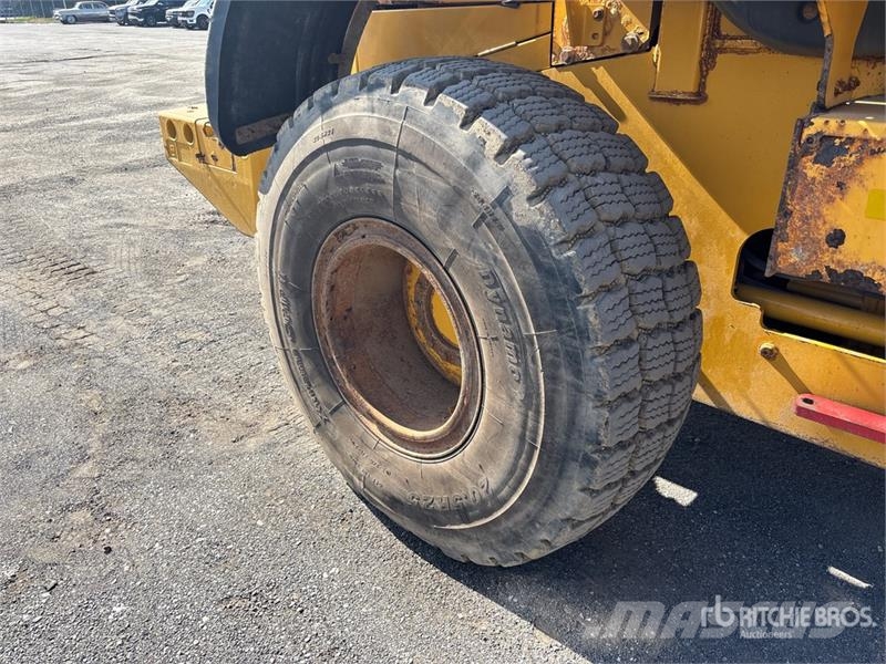John Deere 624K Iekrāvēji uz riteņiem