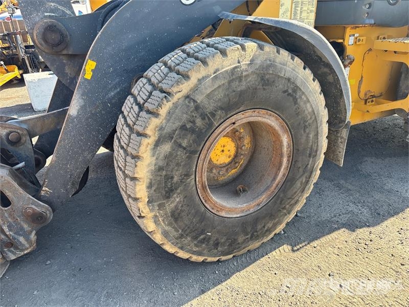 John Deere 624K Iekrāvēji uz riteņiem